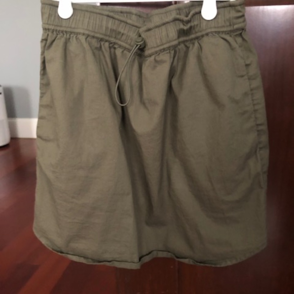 SUNDRY FOR EVEREVE Sundry Skirt with Bungee Drawcord in Olive - Picture 2 of 3